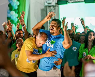 Prefeito pede menstruação verde de mulheres em inauguração do comitê