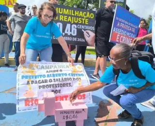 Professores de Dias d´Ávila protestam contra corte de salários