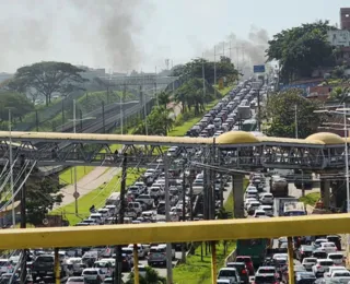 Protesto trava trânsito na Av. Paralela nesta segunda-feira