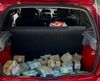 Renault Clio abandonado é encontrado com R$ 1 milhão no porta-malas