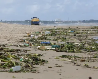 Resíduos plásticos de mais de 20 países poluem praias no sul da Bahia