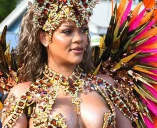 Rihanna desfila seminua em evento de Carnaval