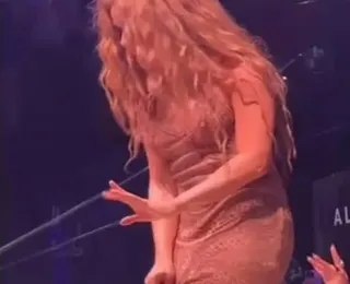 Shakira flagra fãs filmando por baixo de seu vestido e deixa palco