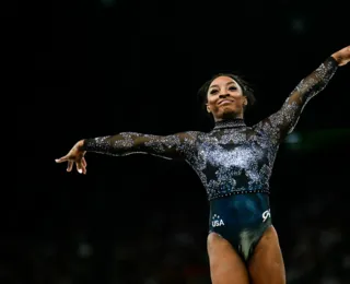 Simone Biles brilha em estreia nos Jogos de Paris, apesar de problema