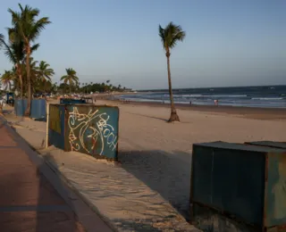 Espancado, homem é achado morto na praia de Itapuã