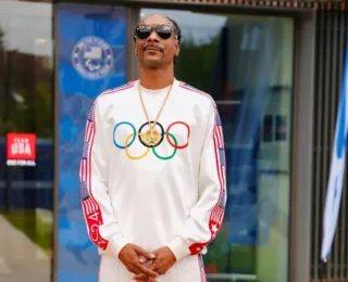 Snoop Dogg carrega tocha antes da abertura das Olimpíadas de Paris