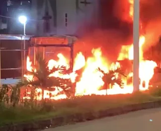 Traficantes atiram e incendeiam ônibus na Avenida Gal Costa