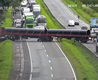 Trecho da BR-324 é interditado após carreta ficar atravessada na pista