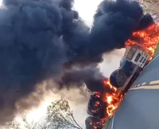 Trecho da BR-135 é interditado após carreta pegar fogo