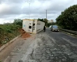 Trecho na BR-324 é liberado após remoção de contêiner que travou pista