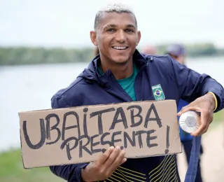 'Ubaitaba, presente!' Isaquias posa com medalha representando a Bahia