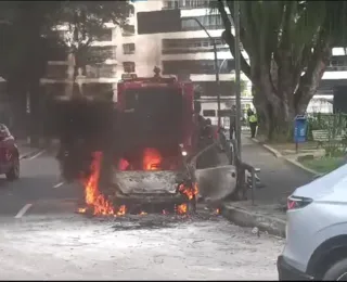 VÍDEO: Carro fica totalmente destruído em incêndio no Largo da Graça