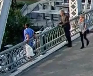 VÍDEO: Jon Bon Jovi ajuda a salvar mulher na beirada de ponte