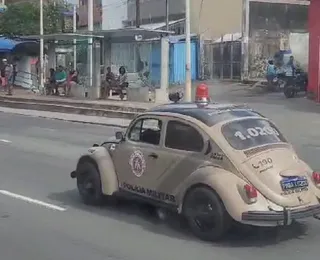 VÍDEO: viatura 'Fusquinha' da PM chama a atenção nas ruas de Salvador