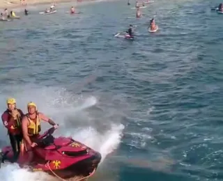 Ventania arrasta banhistas até pedras de praia; veja vídeo