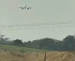 Vento forte obriga avião a fazer pouso de 'lado' em SC; veja vídeo