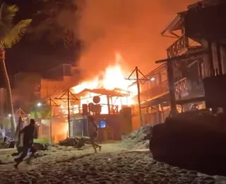 Incêndio de grandes proporções causa pânico em Morro de São Paulo