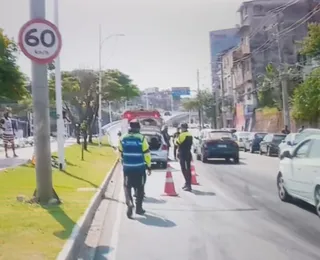 VÍDEO: Moto pega fogo após bater em carro na Av. Vasco da Gama