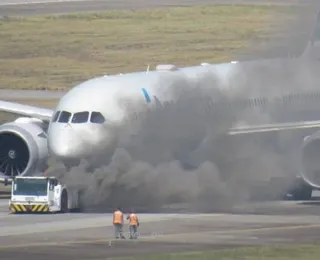 Vídeo: Veículo de reboque de Boeing pega fogo em aeroporto de SP