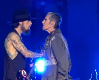 Vídeo: Vocalista do Jane's Addiction ataca guitarrista durante show