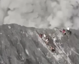 Vídeo: alpinistas tentam escapar de vulcão em erupção