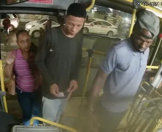 Vídeo: com armas e uma faca, trio faz arrastão dentro de ônibus