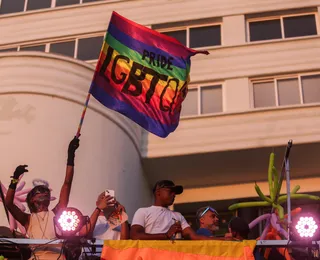 Vídeo: hino da Independência da Bahia abre 21º Orgulho LGBT+ na Barra