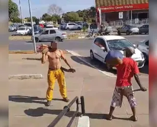 Vídeo: homem esfaqueia operador de máquina que negou esmola a ele