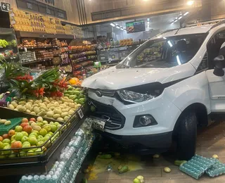 Vídeo: homem invade supermercado com carro após ter ajuda negada