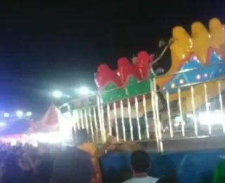 Vídeo: jovem é arremessada de brinquedo em parque de diversões