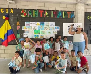 Vídeo: menino viraliza ao se emocionar com mensagem de pai em escola