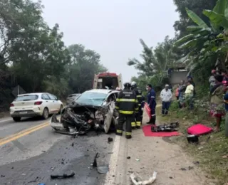 Vídeo: mulher fica presa às ferragens de veículo após acidente