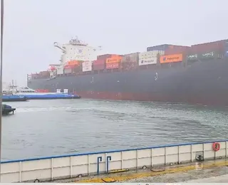 Vídeo: navio cargueiro colide com balsa durante travessia entre Santos e Guarujá