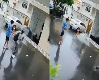 Vídeo: pedestre é assaltado por bandido debaixo de chuva em Salvador