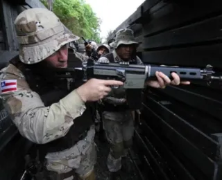 Vídeo: van de facção é interceptada, 2 morrem e arsenal é apreendido