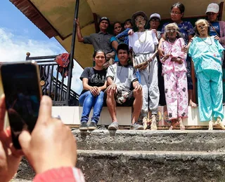 Vilarejo indonésio veste os cadáveres em ritual para os mortos