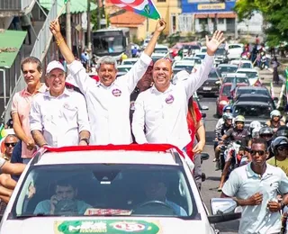 Zé Neto e Jerônimo percorrem ruas de Feira de Santana em carreata