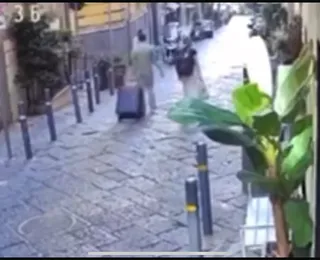 Turista morre após ser atingida na cabeça por estátua; veja vídeo