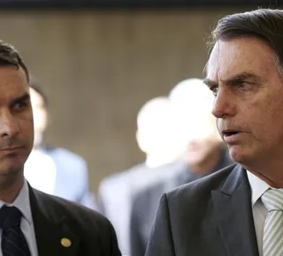 Jair Bolsonaro e filho ‘01’ mantêm empresa que pode fabricar arma - Imagem