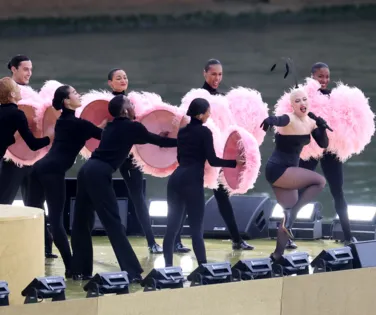 É ela! Lady Gaga abre Olimpíadas cantando em francês - Imagem
