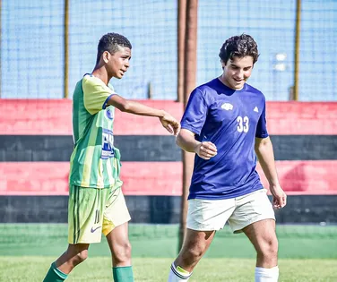 Sob olhares da mãe, Marcelo Sangalo entra em campo em copa sub-17 - Imagem