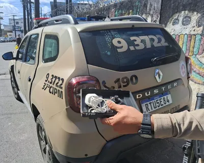 Vigiados pelo crime: PM desinstala câmera clandestina em Santa Mônica