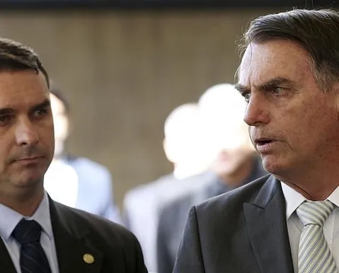 Jair Bolsonaro e filho ‘01’ mantêm empresa que pode fabricar arma - Imagem
