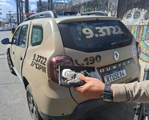 Vigiados pelo crime: PM desinstala câmera clandestina em Santa Mônica