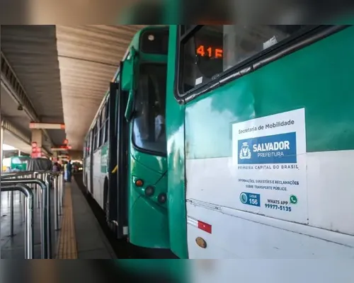 Susto: ônibus colidem em acidente neste domingo em Salvador - Imagem