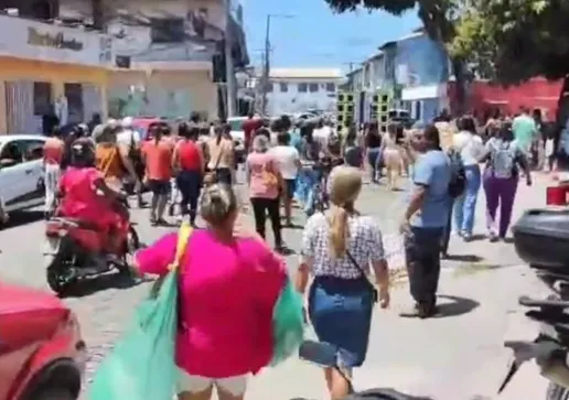 Pesquisadora Maria Helena Bonilla (esquerda) com participantes do evento na Ufba