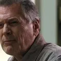Ator de 'Stranger Things' e 'Dinastia' morre aos 77 anos imagem