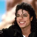 Cinebiografia de Michael Jackson passa por mudança drástica; entenda imagem