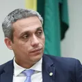 Deputado bolsonarista brinca com morte do papa e é detonado nas redes imagem