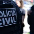 Homem com sinais de embriaguez é preso dormindo na rua com revólver na cintura imagem